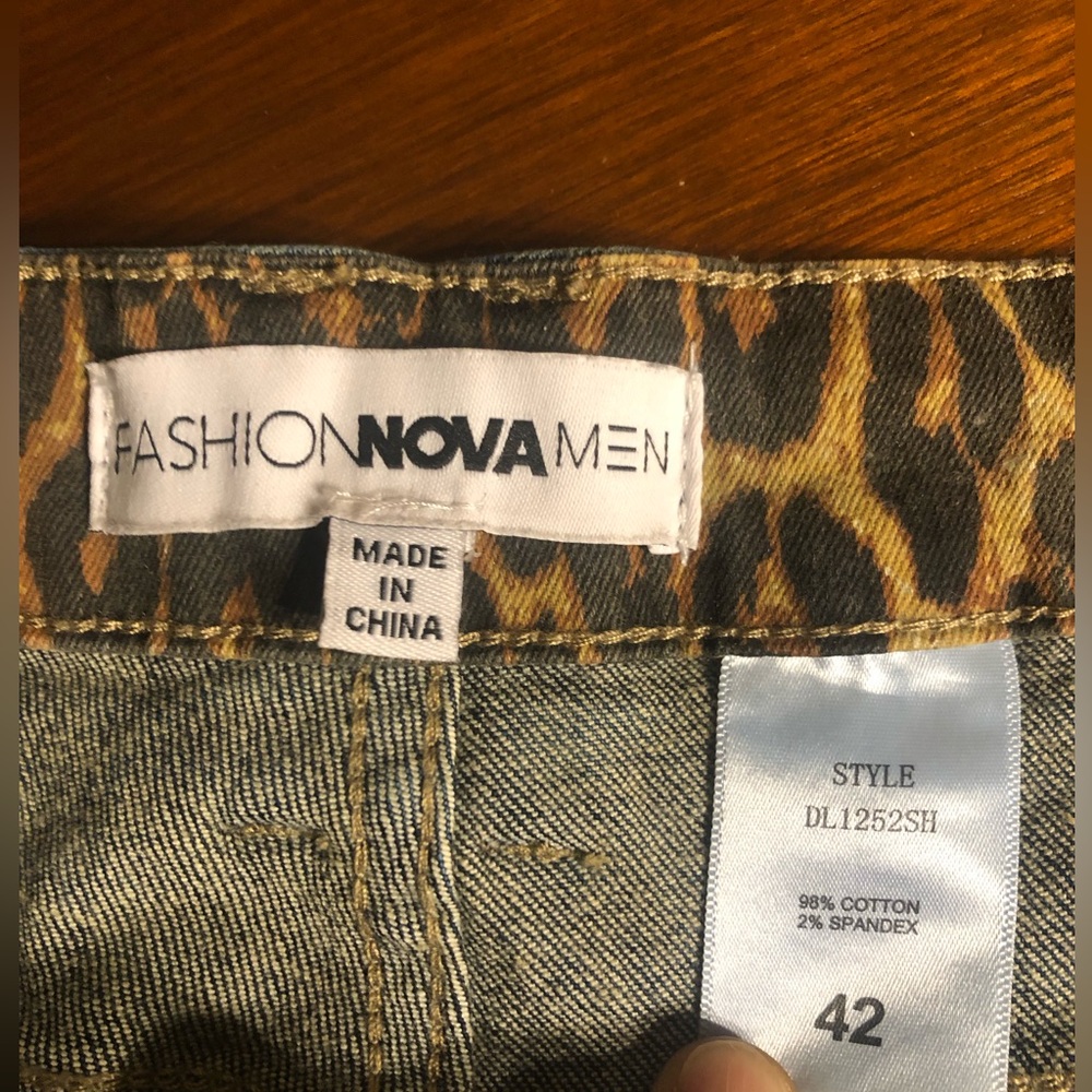 Fashion Nova Leopard Distressed Denim Short - Vintage Blue Wash Size 42 - Picture 7 of 7